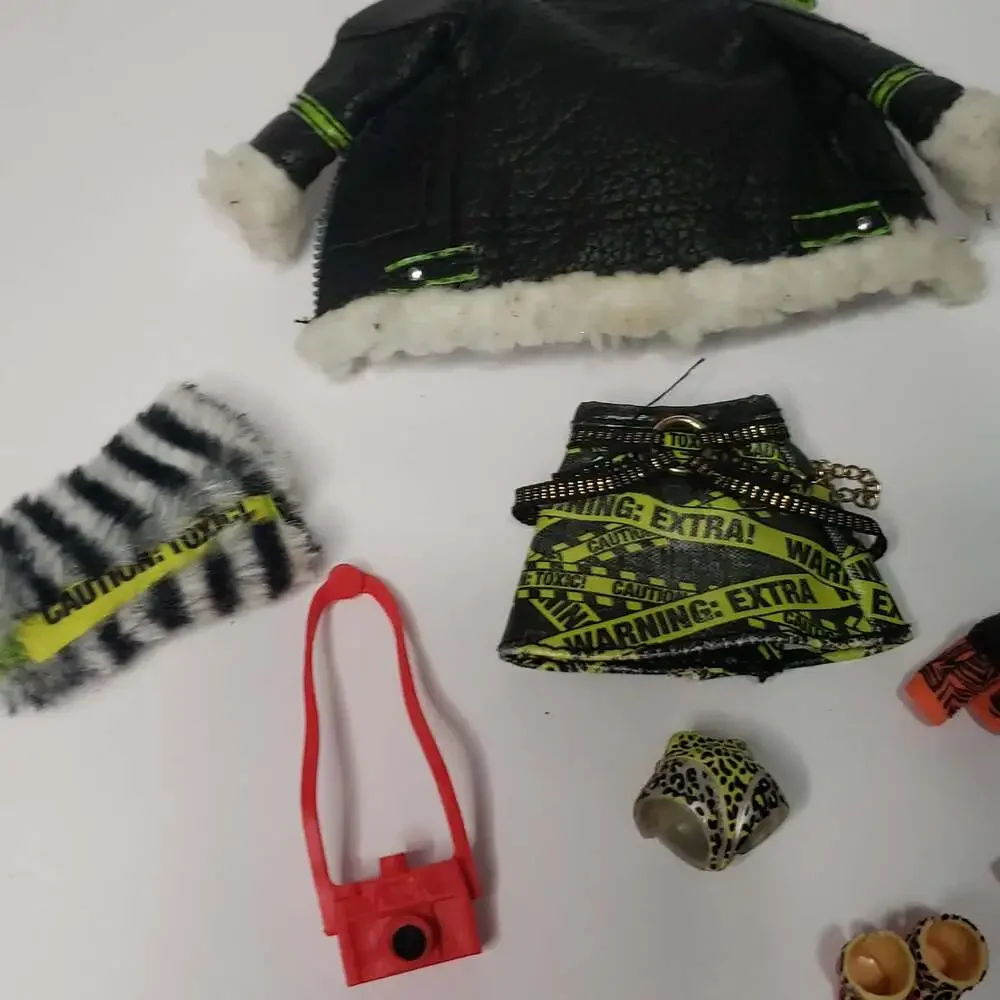 Rainbow High‎ Series 2 Karma Nichols Doll Clothes Lot